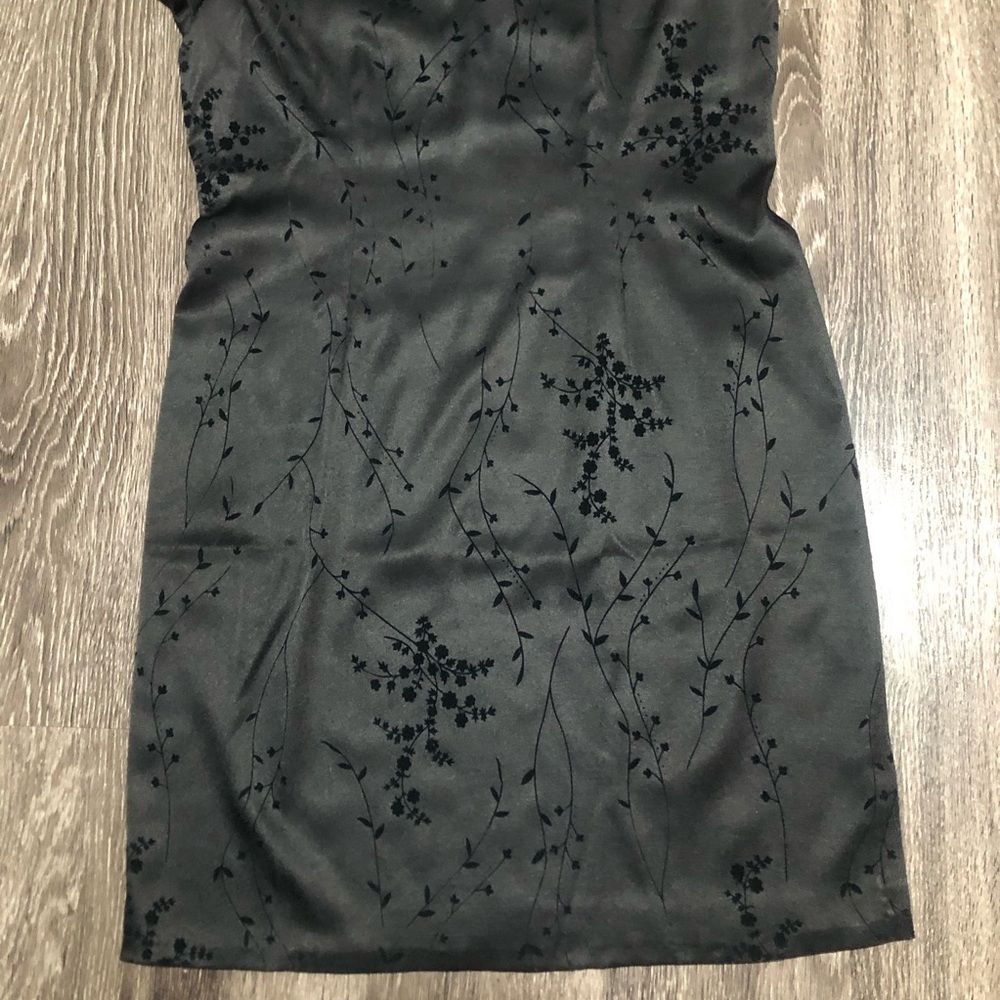 Donna Ricco Black Satin Floral Sheath Dress Sz 10 Cap Sleeve VNeck Shoulder Pads - Picture 2 of 8